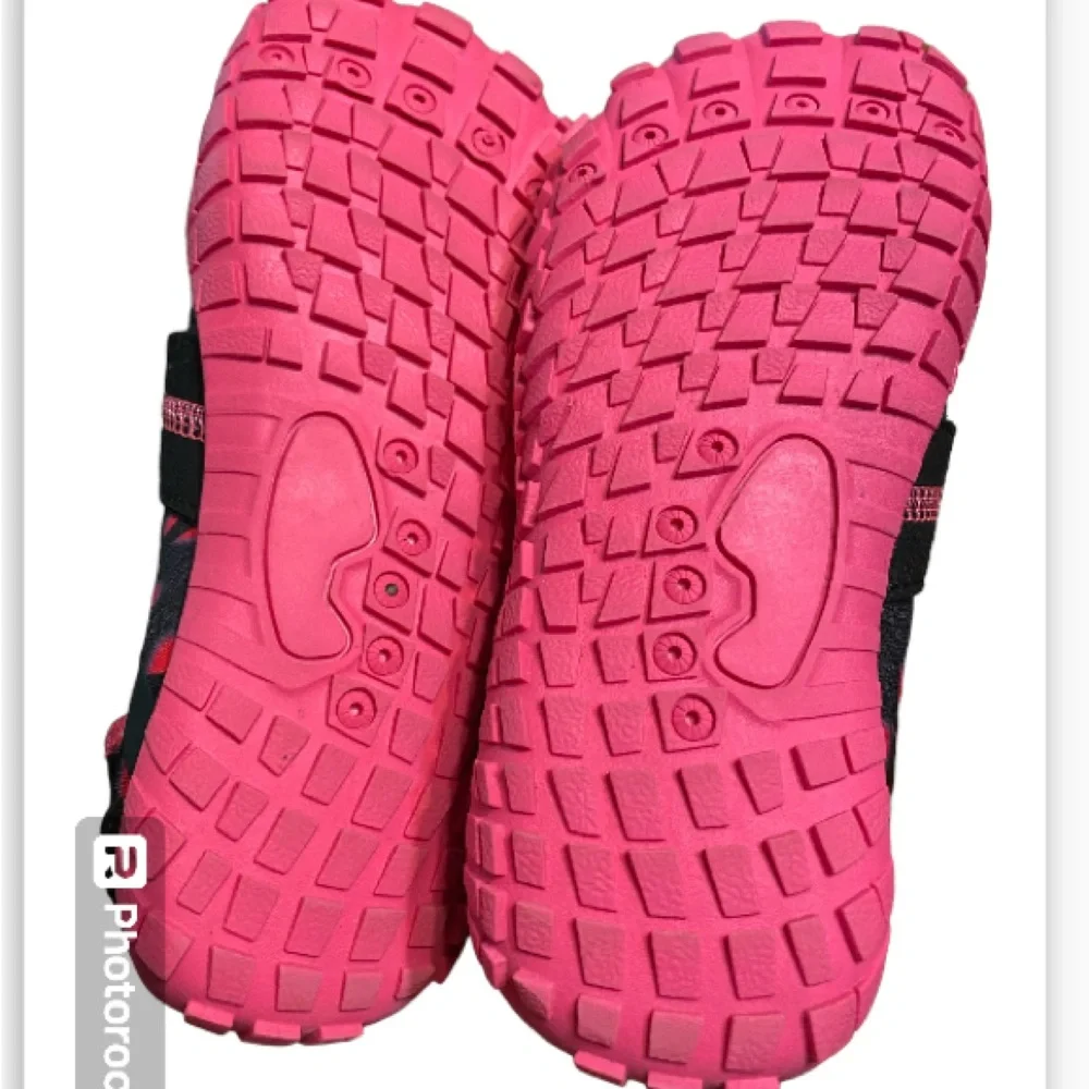 Unfen children’s water shoes. Size 2.